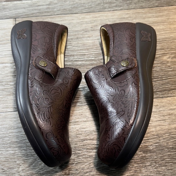 Alegria Embossed Floral Brown Slip-Ons size 38 (s190) - Picture 2 of 8